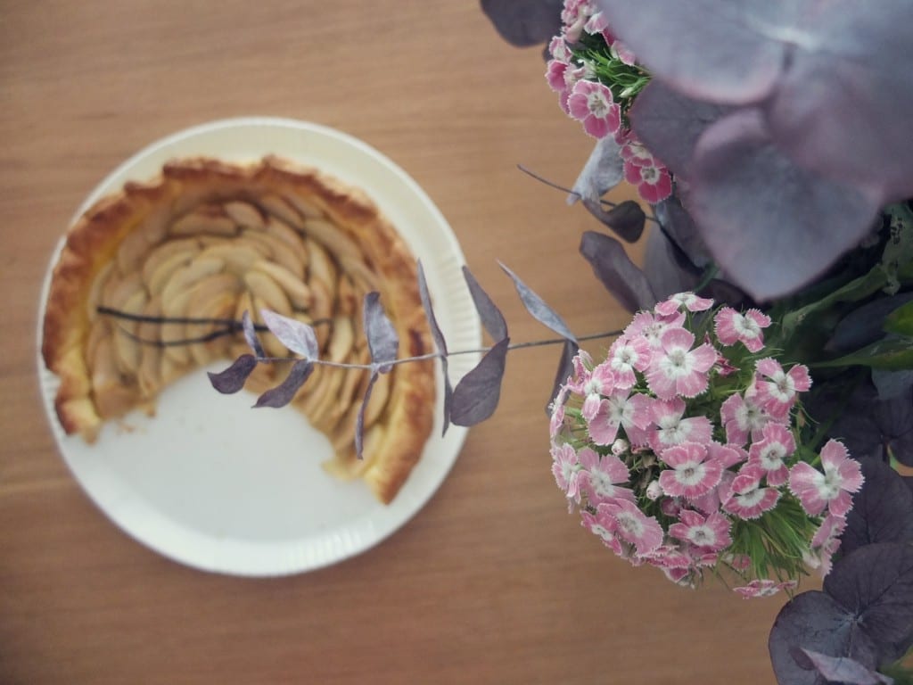 fleurs et tarte pommes